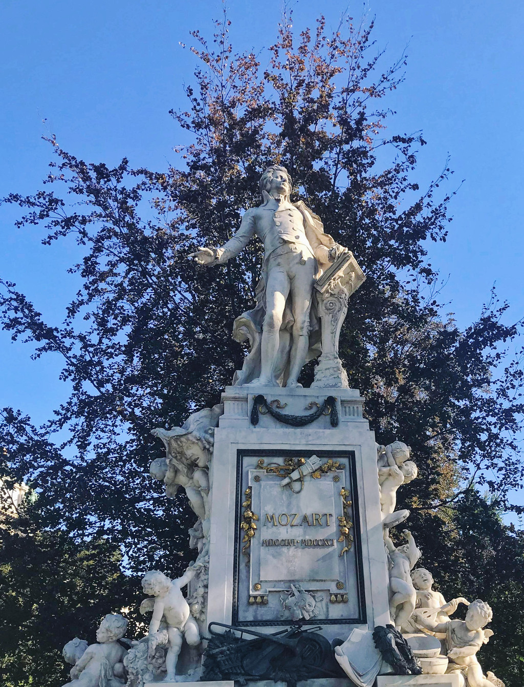 特蕾西亞廣場maria theresien platz 城堡花園裡的 莫扎特紀念像