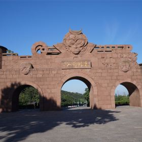 花果山山门造得相当气派,正中间上方雕刻着孙悟空的头像,正面和背面都