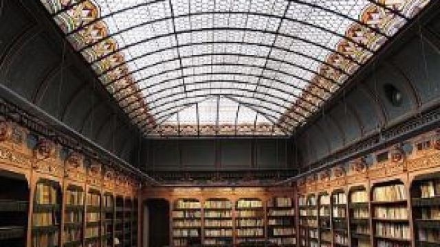 4分 (9条点评) 1 海牙老图书馆坐落于荷兰海牙的议会宫里,被喻为是