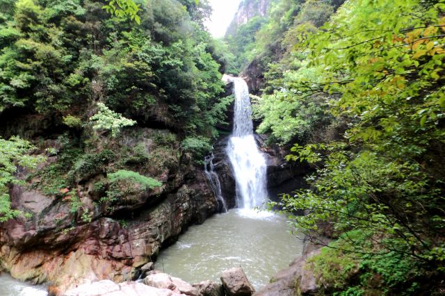 天台縣城,縣城裡沒看到理想的吃飯的地方,只好出了縣城在去瓊臺仙谷的