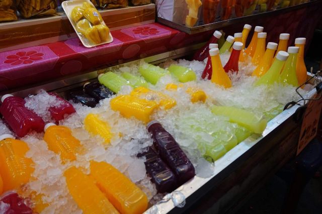各色果汁,不晓得是不是无添加嘞… 长康路夜市