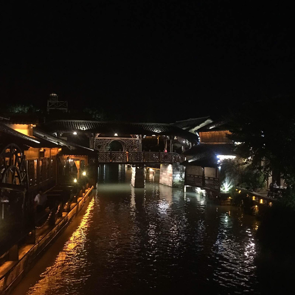 來烏鎮,一整天的風景都很美,早上看日出晚上看日落,夜裡還可以看夜景