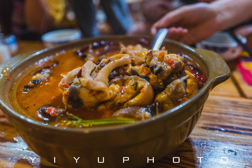 柠檬江鳅酸辣够劲,爽口开胃,把特色的云南米干泡进汤里,那滋味