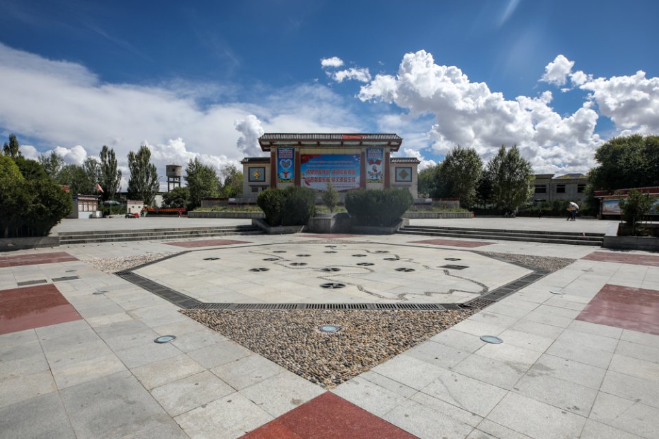 扎什文化广场
