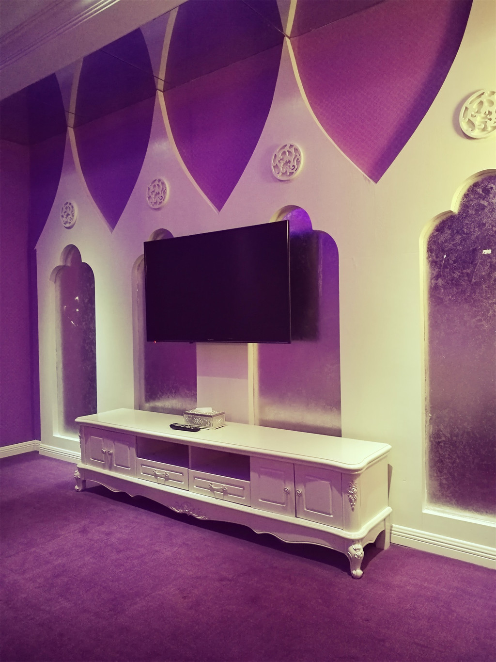 选择了一个紫色系的房型,非常宽敞,温馨.房间设备齐全完好,卫生干净