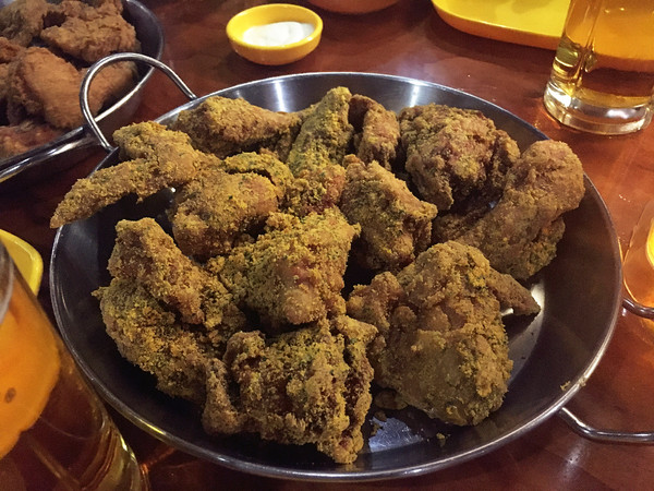 拖着疲惫的身躯搭乘地铁去明洞吃计划内的bhc炸鸡.