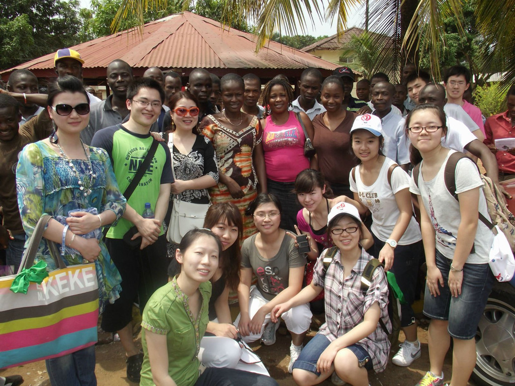                  与非洲学生合影