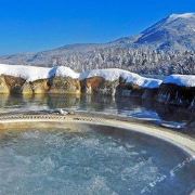 阿寒湖温泉景点 位于北海道釧路市的阿寒湖畔 由于有一条小街组成 所以也被人们称为 携程攻略