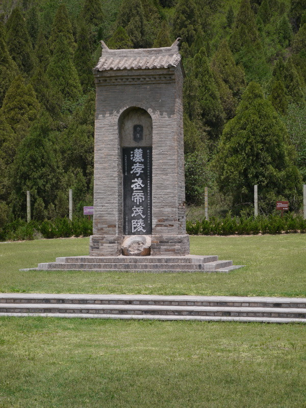 走出华清宫,在大门外靠近马路边的地方,是个大广场,中央有一组唐玄宗