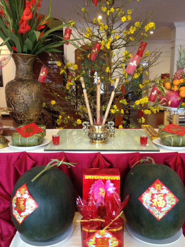 越南也欢度春节,家家户户摆放着贡品祈福.