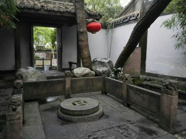 就见到石刻书"汉故锦里".