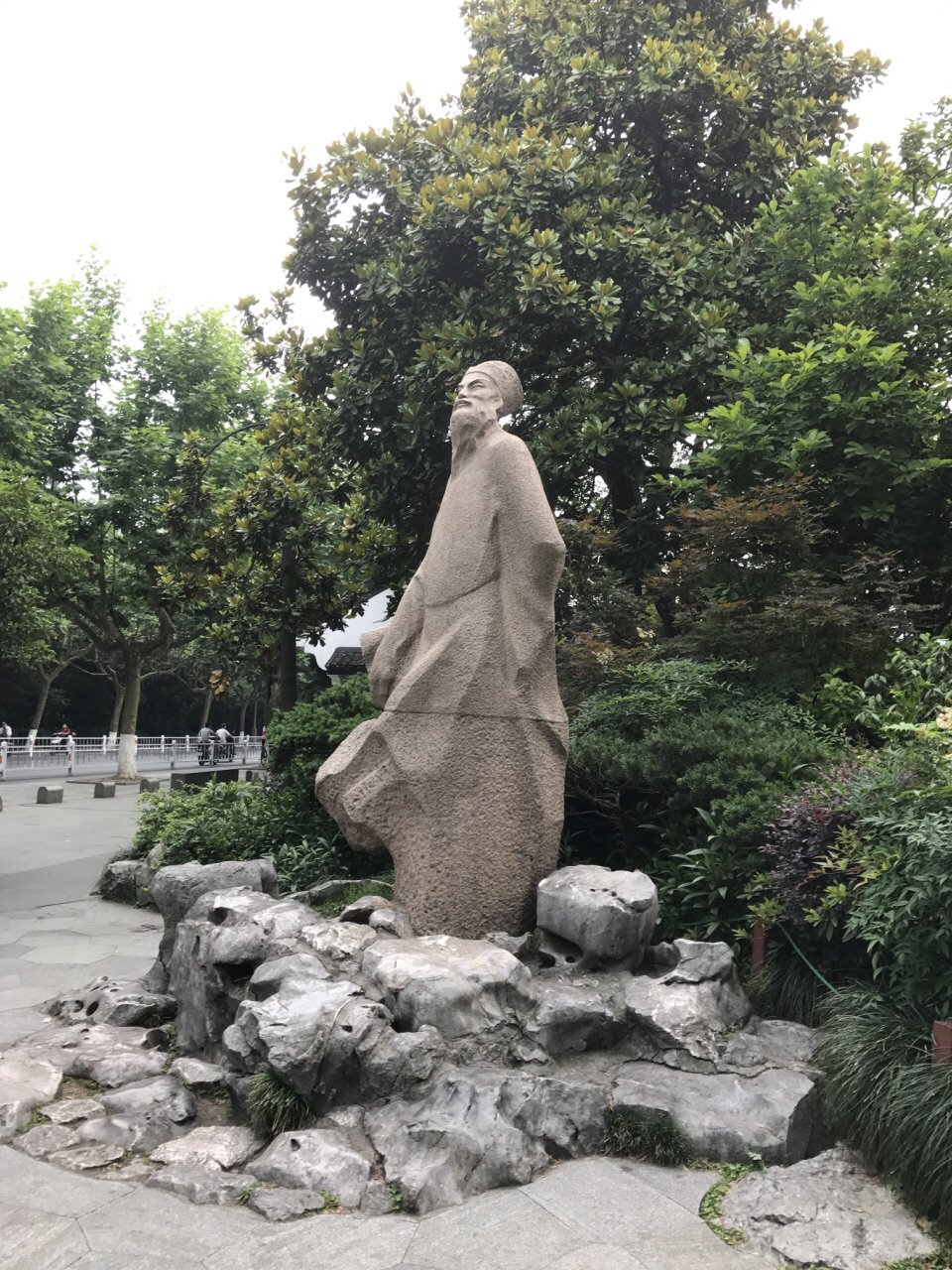 苏轼雕像 位于西湖苏堤旁的东坡雕像。他的才学旷达的人生观，成为后学的标杆。