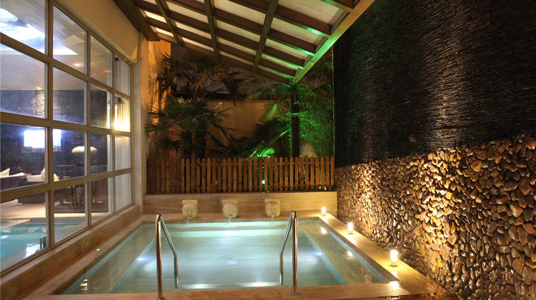 驻马店水域温泉假日酒店1-3晚 入住即送水域温泉门票 采自地下1700米