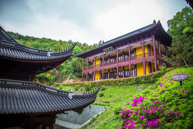 高峰禅寺屡次被毁,迄今有1600多年历史.