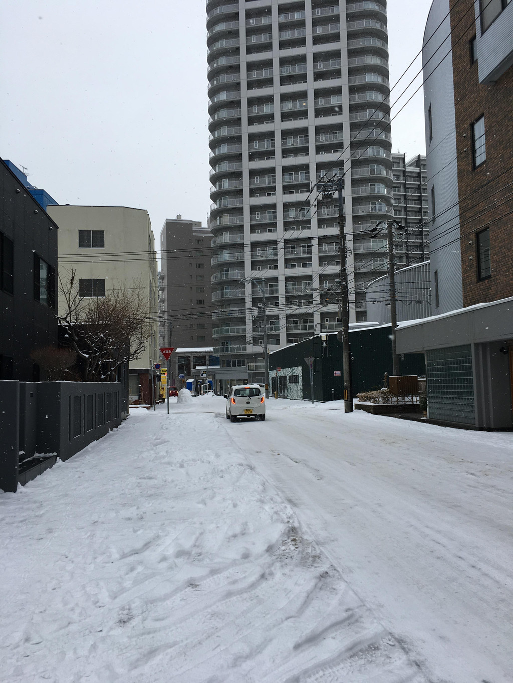 從札幌出發到小樽大概40公里,半個多小時的車程,一直在下雪,開車要很