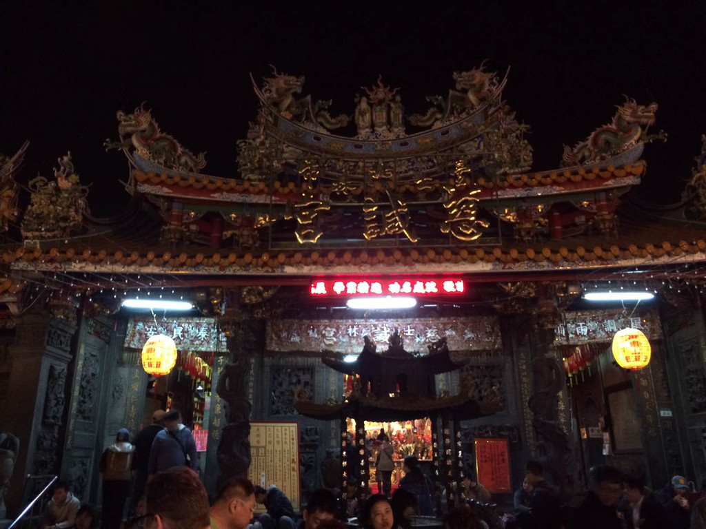                  夜市是围绕慈诚