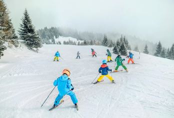 吉林松花湖滑雪场一日游【3小时初级滑雪、1次高山缆车】【体验式滑雪，一应俱全、含魔毯滑雪3小时、雪鞋雪板雪仗头盔、无二次消费。】