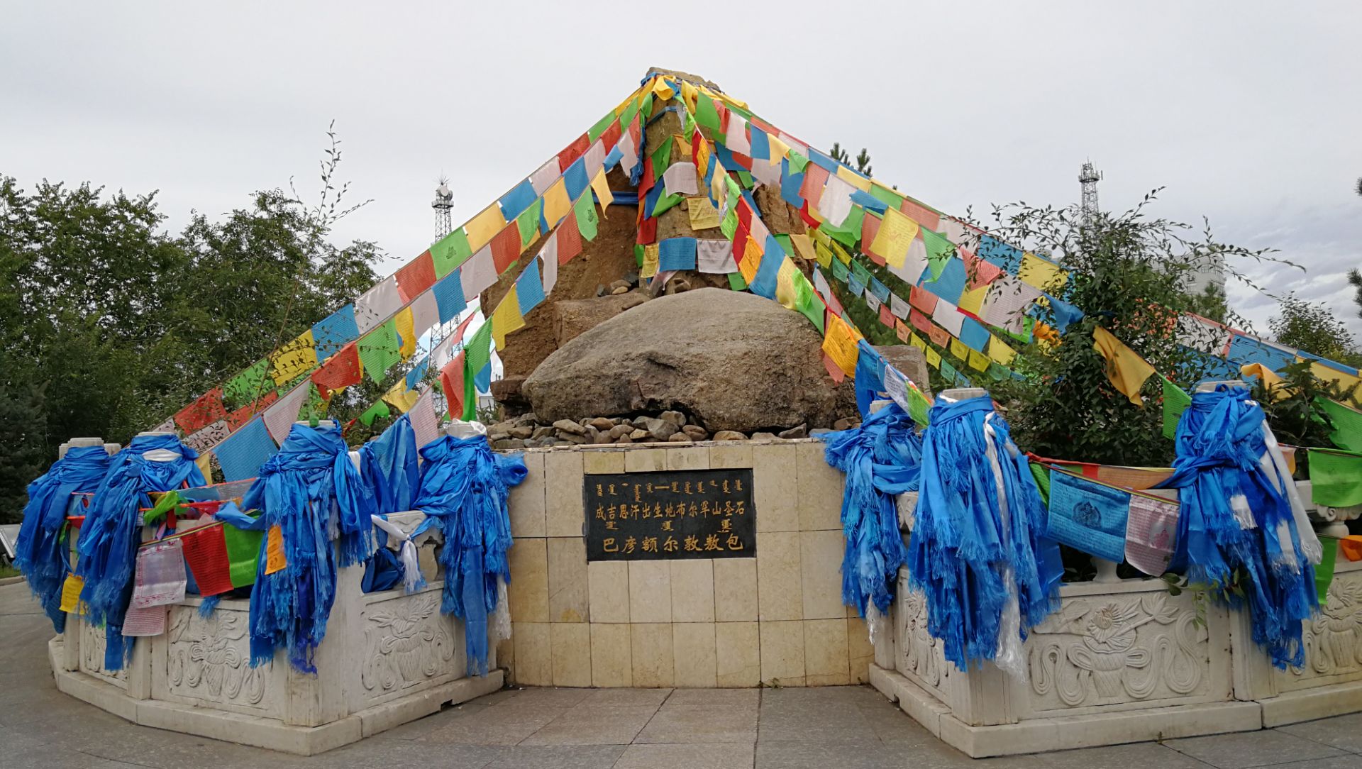 成吉思汗出生地布尔罕山圣石巴彦...