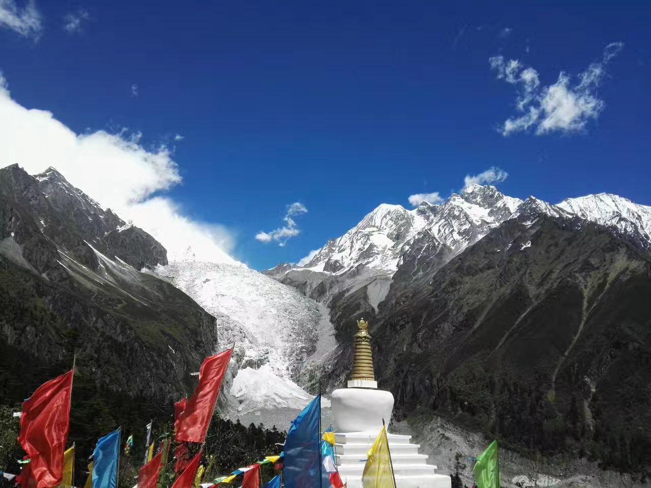 登山英雄纪念碑