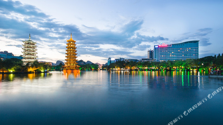 桂林漓江大瀑布饭店1晚 夜游四湖 象山传奇 堂会晚餐 养生套票 四选一 漓江畔地标热卖酒店 携程旅行