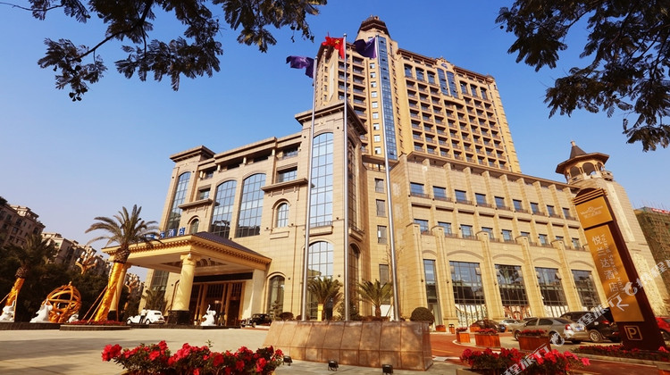 峨眉山恒迈酒店1-3晚 2大1小自助早餐 灵秀温泉门票2张 高铁接送服务