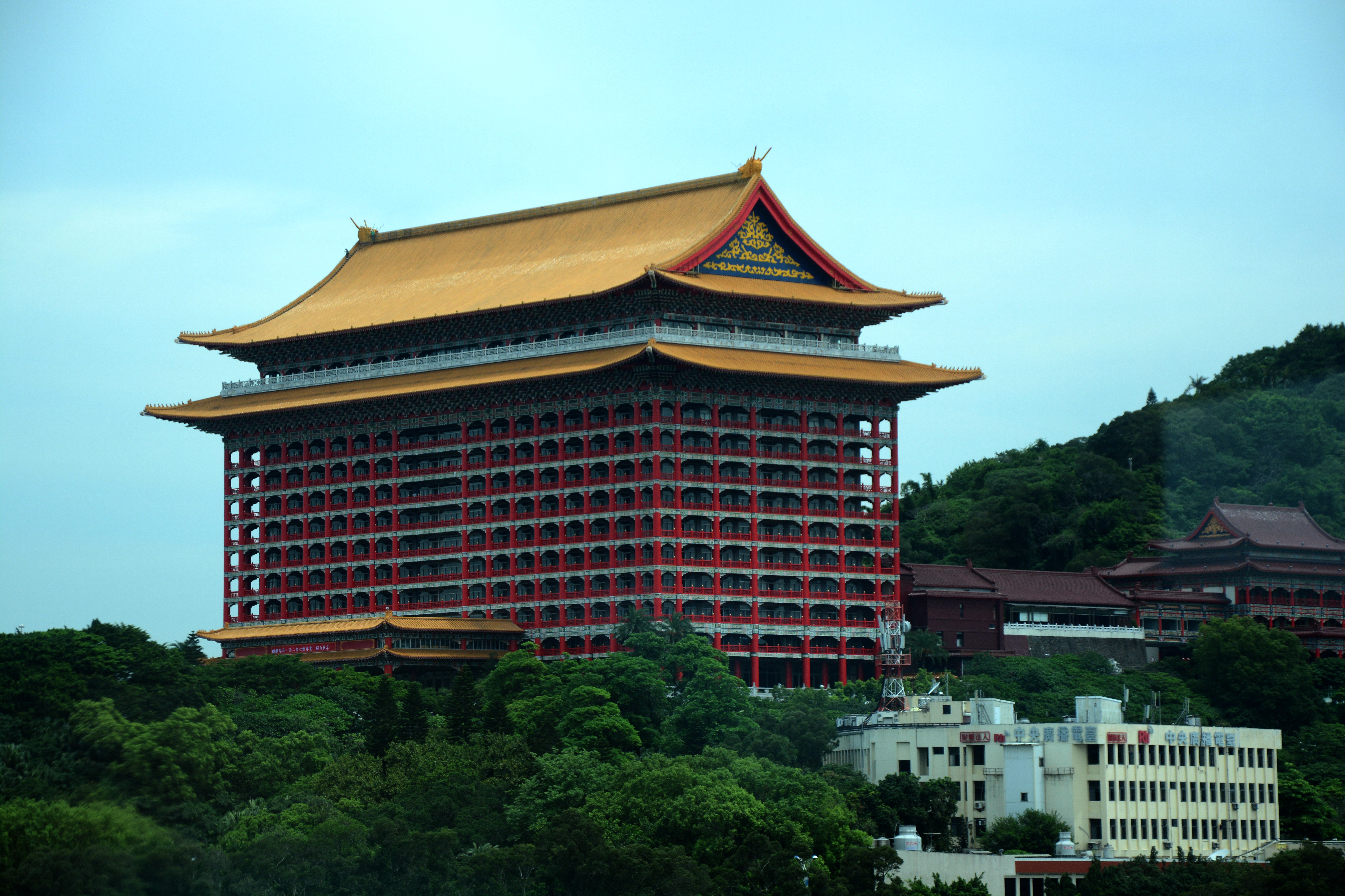 旅游大巴隔窗随拍:圆山大饭店,宋美龄亲手打造的国宾馆,来台湾的各国