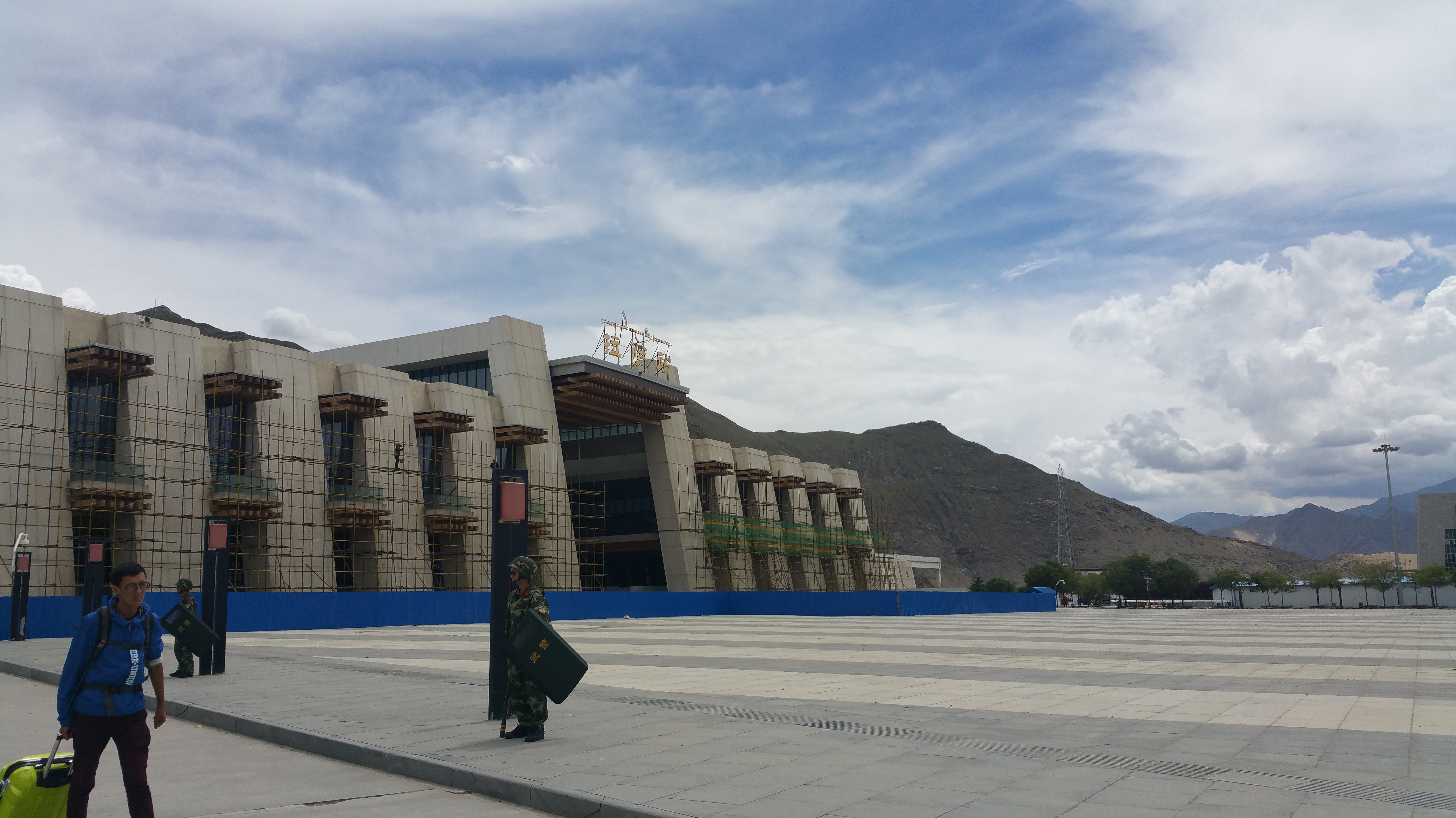 措那湖纯净的蓝色,如镜的倒映着蓝天白云,牦牛悠闲的漫步,天空和