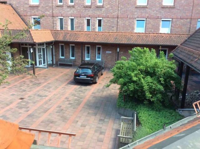 酒店的小院子,停车免费