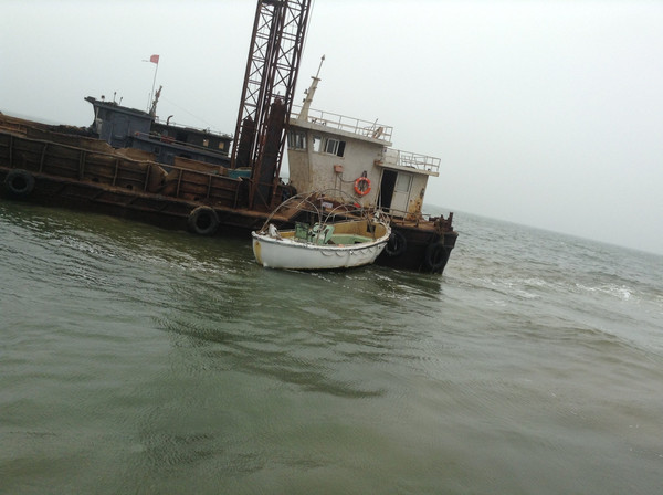 一个废弃的小小儿破船船.