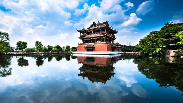 在天府之国的四川盆地,龙泉山脉的二峨山麓,洛带古镇带着厚重的历史