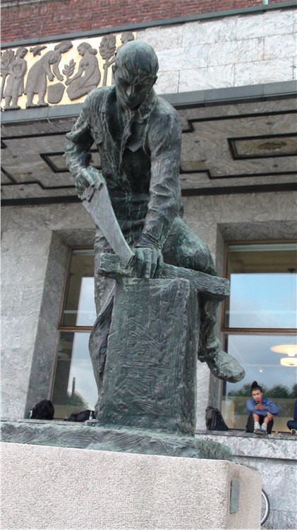 市政厅前雕像,是一帮干活儿的。挪威6.北欧31