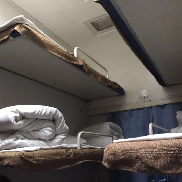 6人硬卧,还是整洁干净的只是空调温度太低,貌似都有点感冒了