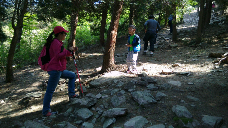 百折不饒終登頂 一日兩山踩腳下 -----2015年