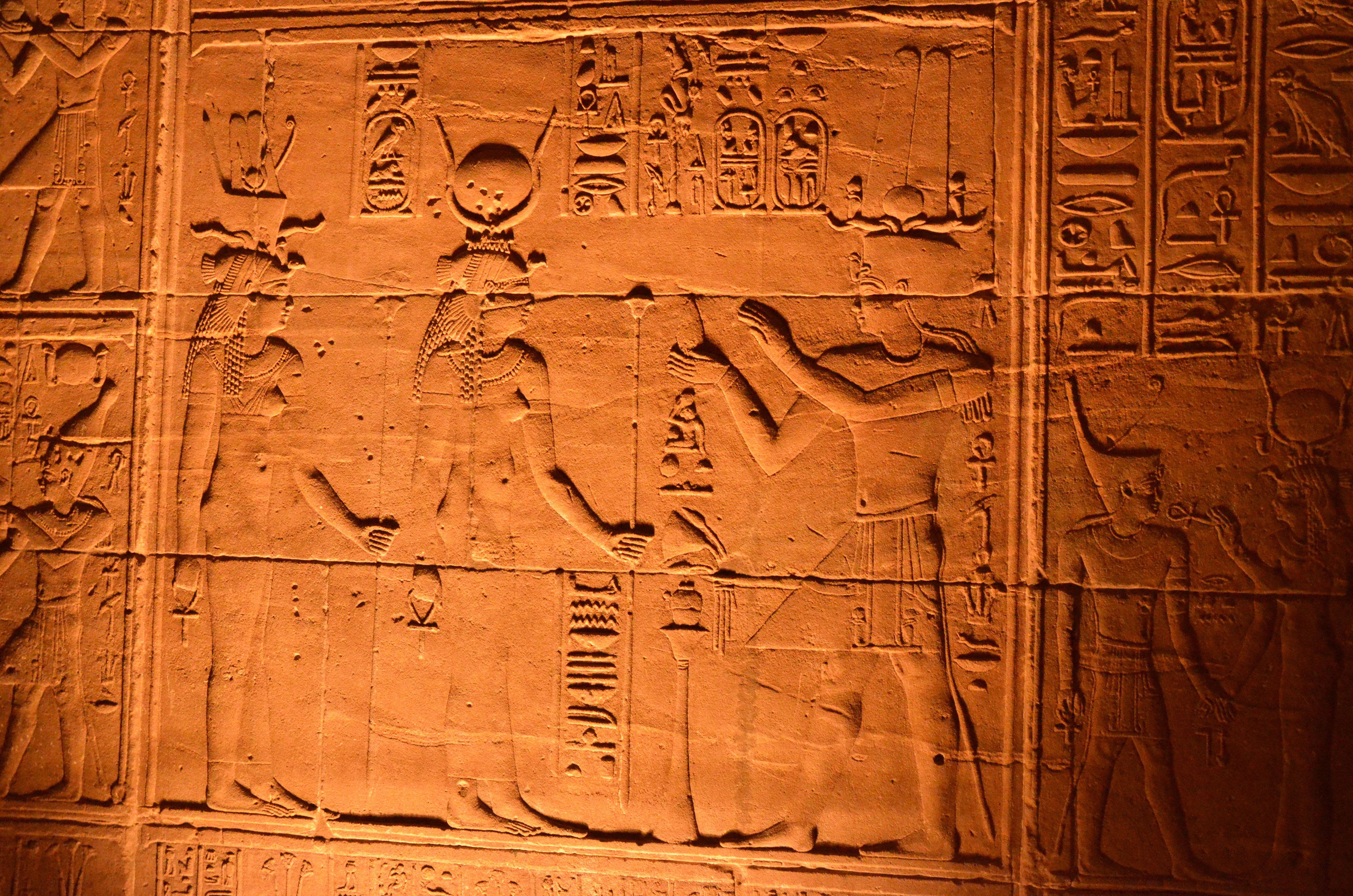 "菲莱神庙"的雕刻和壁画描写了神的生活和故事,雕刻非常细腻,人物形象