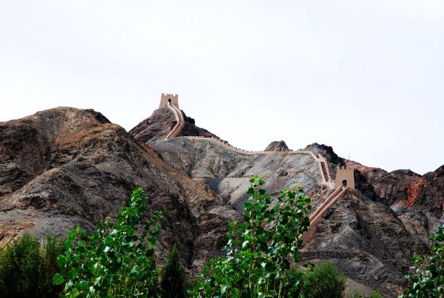 "河西走廊"指的是在祁连山脉以北,合黎山和龙首山以南,有一条狭长而