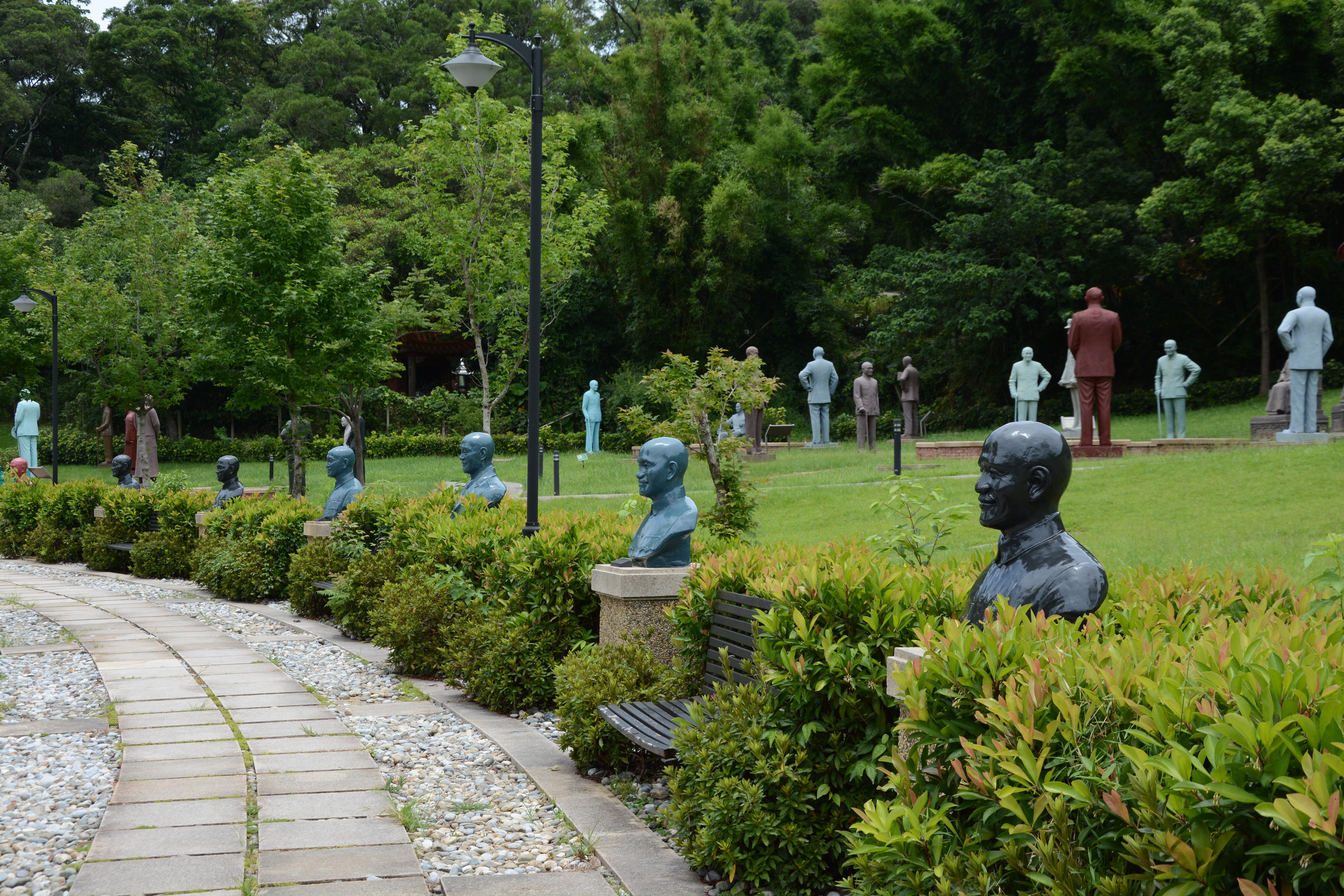 從各地蒐集雕塑集中於此,建成慈湖雕塑公園