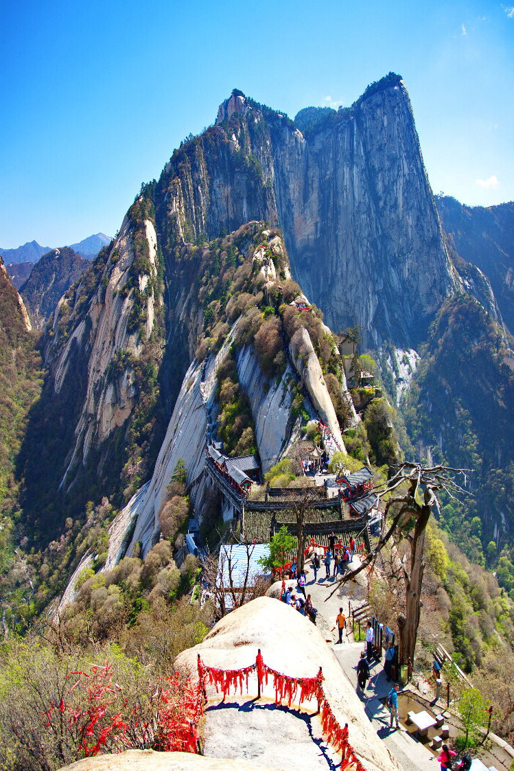 北峰是華山五峰中最低的山峰,因其地理位置而成為華山的入山第一峰.