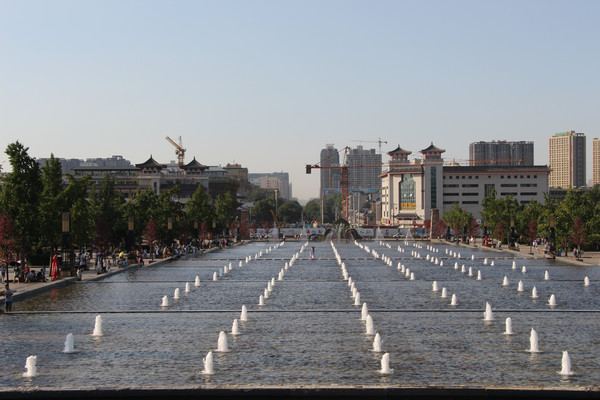 白天的大雁塔北广场