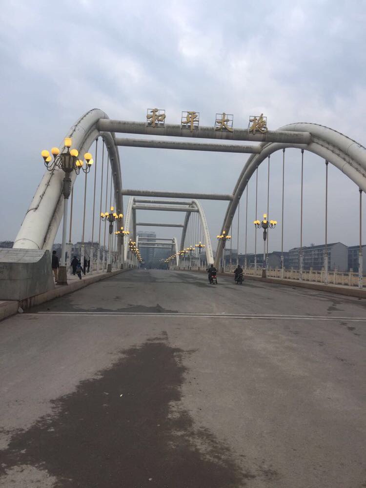 和平大桥建立以来还没通车,我们到桥的另一边摘草莓 芷江