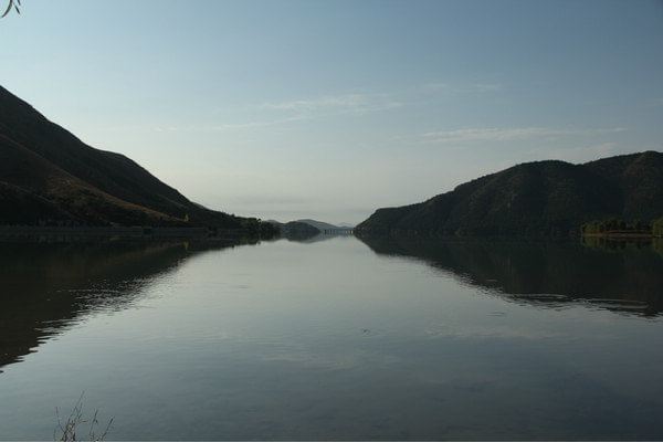 入陵园时必经的 龙门口水库,这就是所谓的依山傍水.
