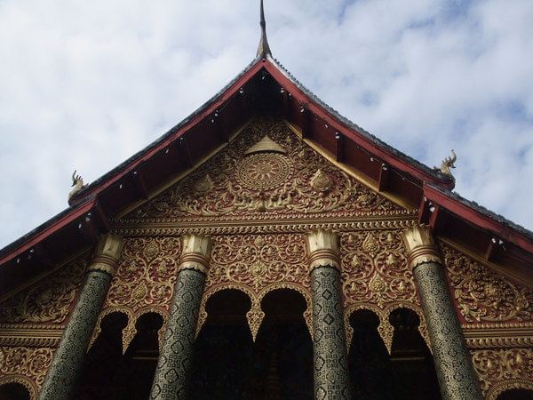 琅勃拉邦是佛教國家,始建於1559年的香通寺,是一座在金燦燦中又帶有