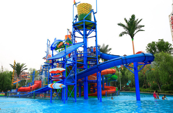 嬉水广场独特的旱喷设计,欢快的水柱让孩子们大呼过瘾,乐不思暑.
