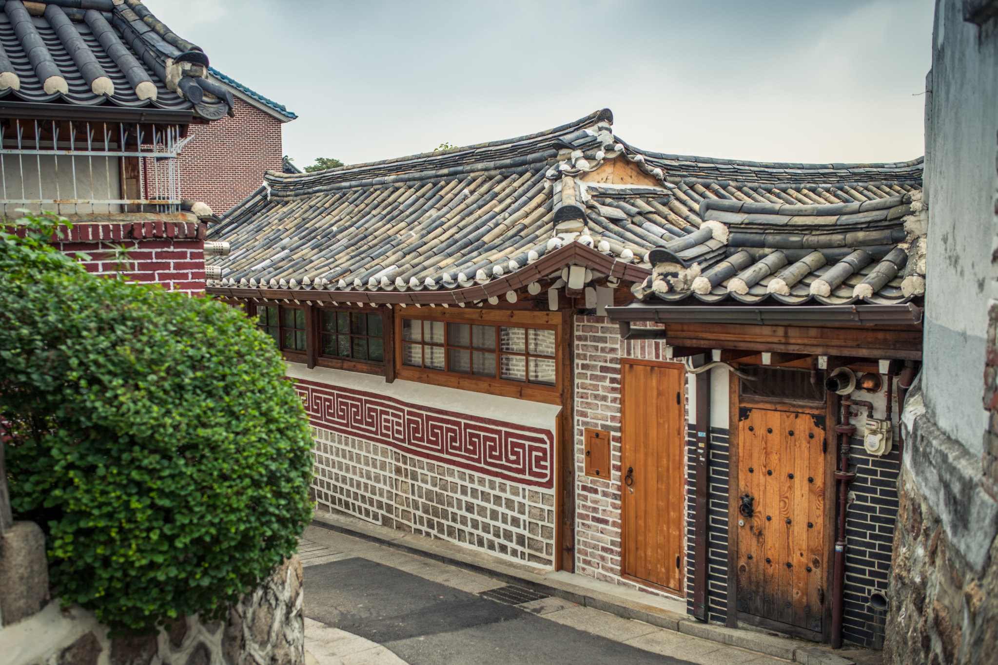 北村韩屋村游览韩国传统建筑群,寻找北村八景,体验传统手工艺品.