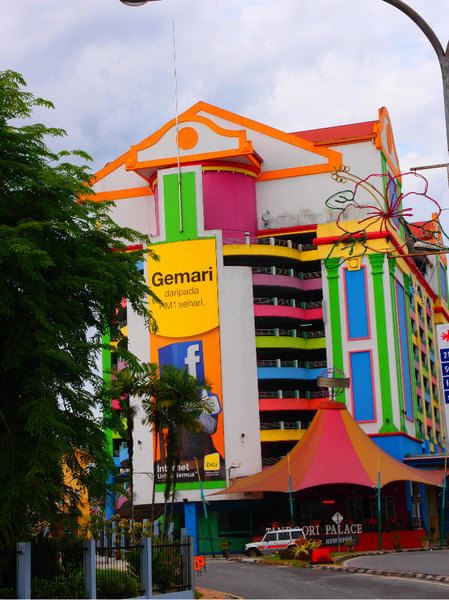 远远的一栋彩色大楼甚是扎眼,原以为是购物中心,后考证才知是停车楼.