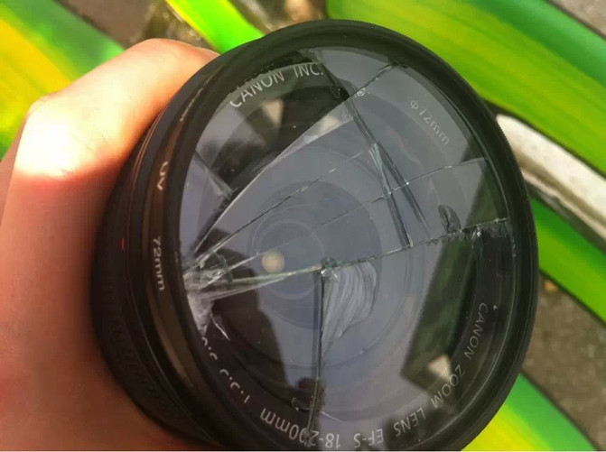 给点钱的,在等林先生的时候,一不小心将单反相机掉地上结果,镜头碎了