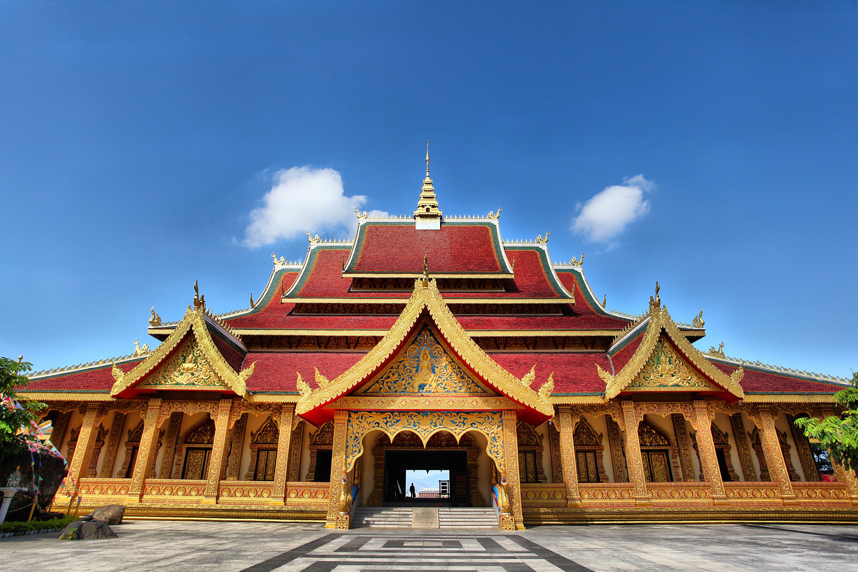 勐泐大佛寺:在古代傣王朝的皇家寺院景飘佛寺的原址上恢复重建的