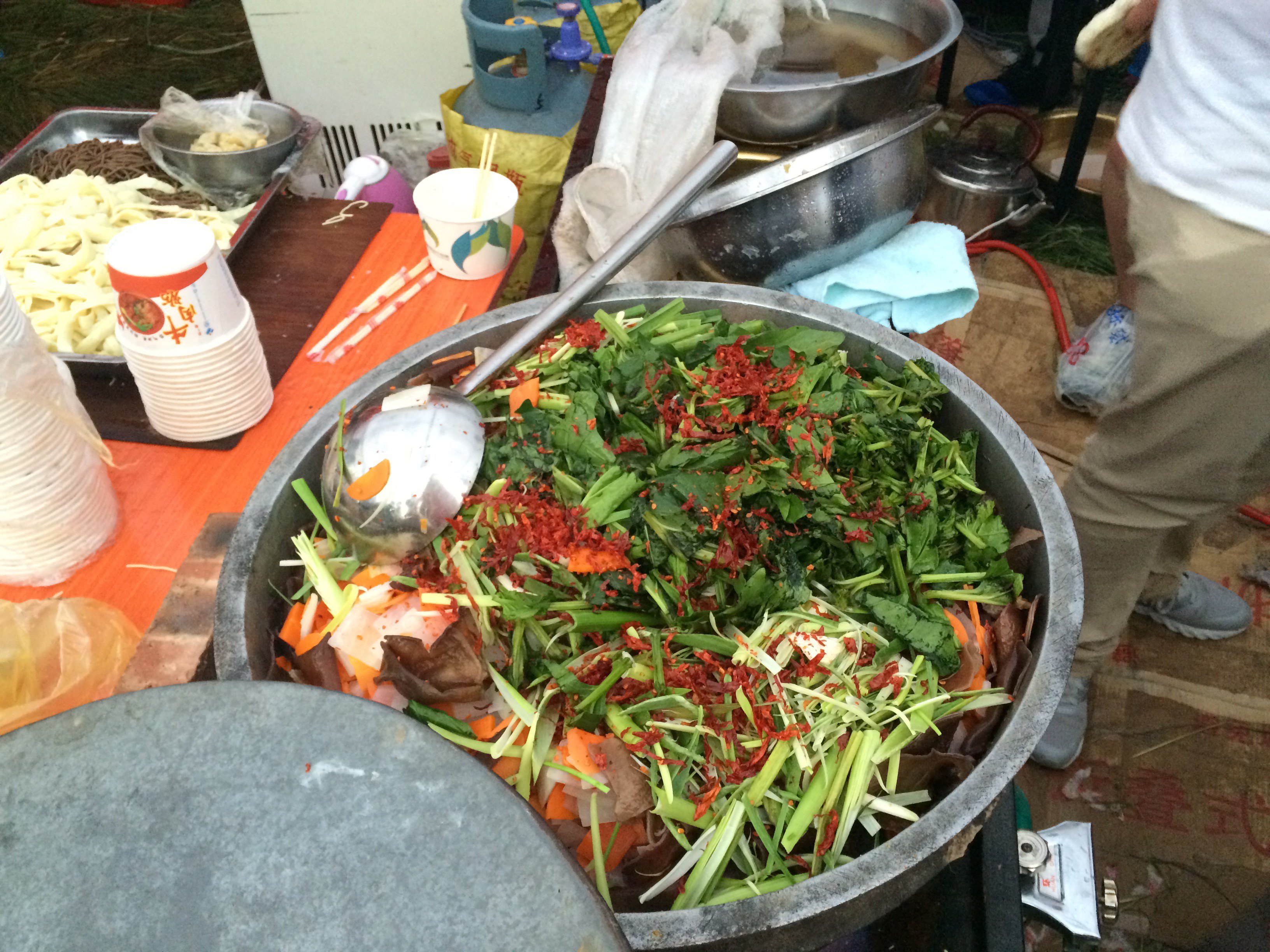 青海当地的一种饭---熬饭.音乐节里最夯的美食! 原子城景区