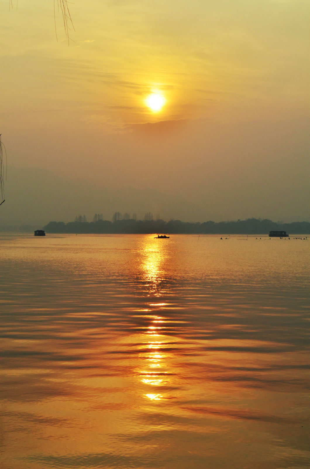 将要离开的下午  坐在西湖边  看到天边有彩虹一般的光晕出现  转瞬即
