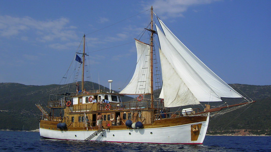            漂亮的古典型帆船游艇