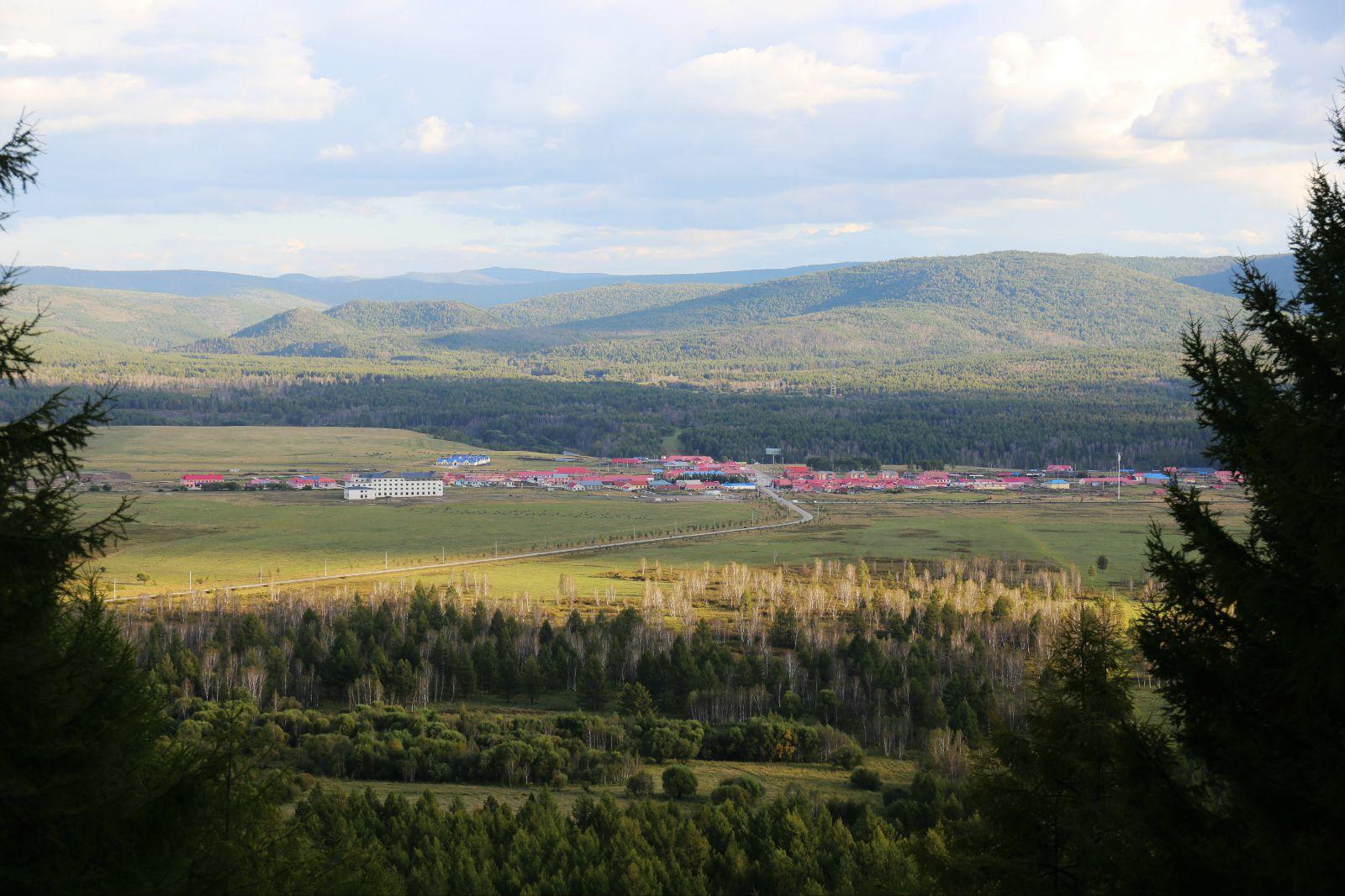 天池峰步道俯瞰天池镇 阿尔山市天池镇